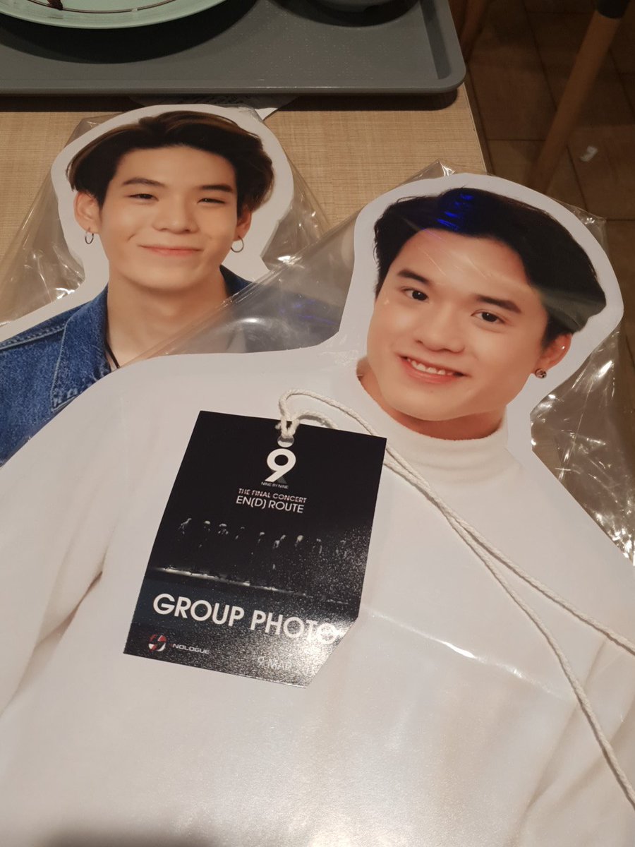 me_gip's tweet photo. Mission comprise
ตอน Hi touch
ถือเเสตดี้JaylerกับJMJขึ้น
แล้วใส่หมวกให้กับเเสตนดี้
เติร์ด:หมวกน่ารักจัง
ไอซ์ :หมวกน่ารักจัง
เจเจ:น่ารักจังขอบคุณนะครับ
เจมส์:น่ารักจังเราเนี้ยน่าคุ้นๆนะเนี้ย (จังหวะนี้คือตาย)
#9x9TheFinalConcertExtraShow #FromNightToNine #9x9TheFinalConcert https://t.co/ffShxE8gUn