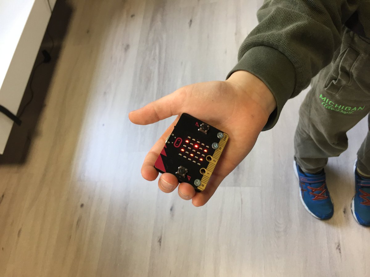 PiaceDojo's tweet photo. Stamattina presso #PiaceDojo il #coderdojo di #piacenza, 19 Ninja hanno  creato un videogioco con #scratch e montato ed usato il loro primo  microcontrollore elettronico #microbit! https://t.co/WDbKCI5lJZ