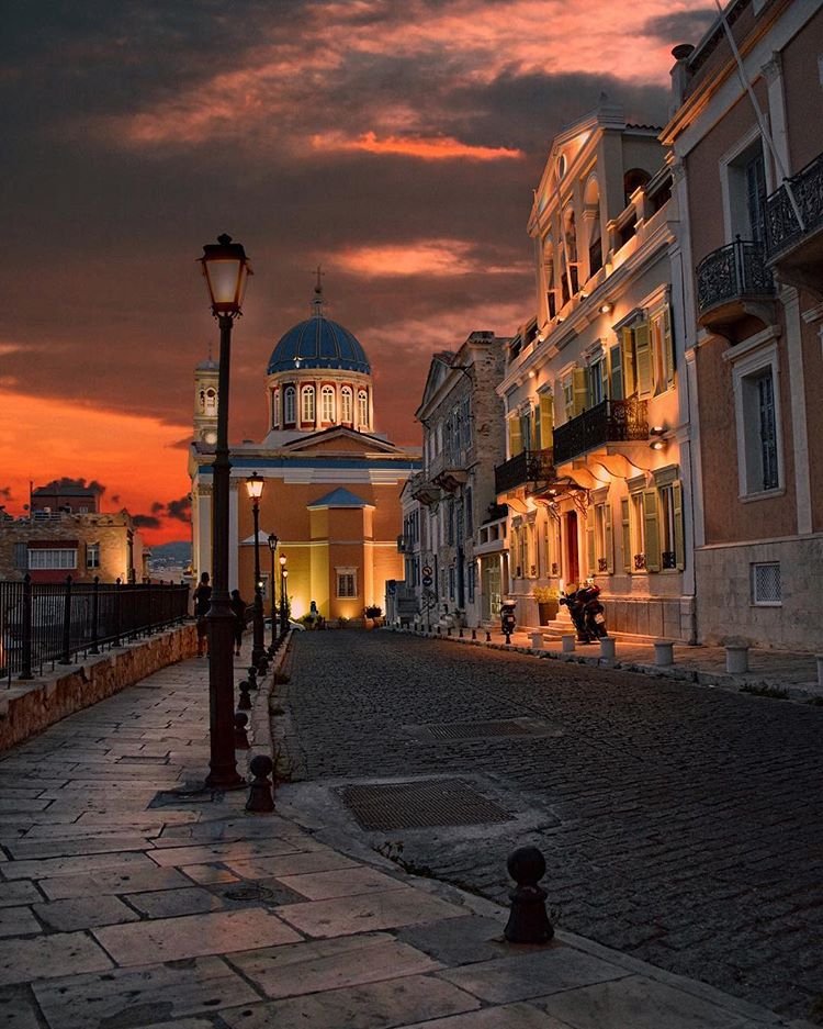 Syrosislandgr's tweet photo. When Syros’ uniqueness dazzles your eyes with beautiful colors and overwhelms your soul with unprecedented feelings.
#Syros #MoreThanAnIsland #PlaceToFallinLove #WeAreSyros #SyrosIsland #VisitSyros #Greece

[📷: giopat on IG ] https://t.co/JUY1iEm9mq