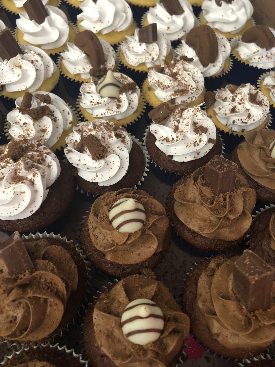 QueenKake's tweet photo. Party time! https://t.co/Br9ZLrbK49
