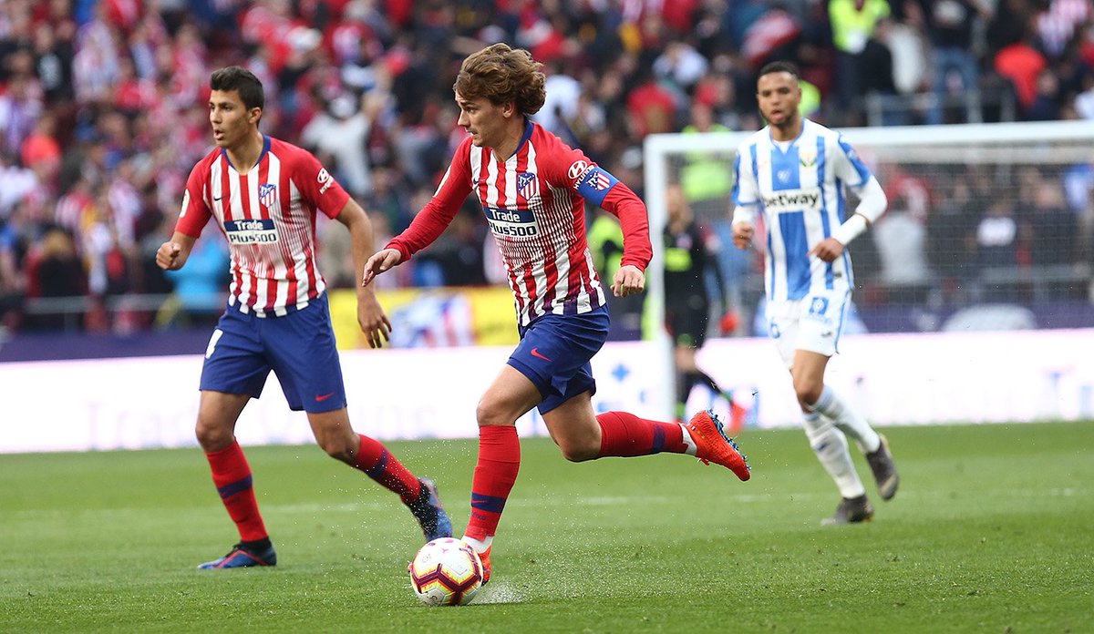 Griezmann conduce un balón en el Metropolitano (Foto: ATM).