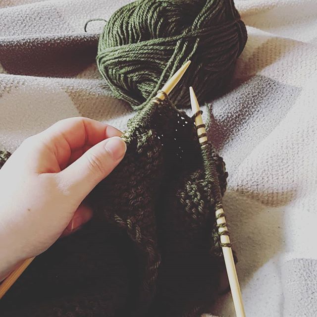 Amybackstage's tweet photo. Since I sit at a computer all week, I decided I needed a hobby that was relaxing, distracting and involved zero technology. I started knitting 🧶 this year and find it the perfect balance for me. 
Here's the scarf I'm knitting my other half 🧣

#knitte… https://t.co/embXb3FSEN https://t.co/NtcOsPDEzb