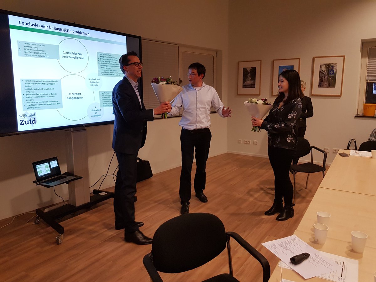 Wijkraad Zuid overhandigt het rapport met aanbevelingen over wonen en werken in Utrecht Zuid aan wethouder @lotvanhooijdonk. Met dank aan @RegioplanBV en alle betrokken bewoners voor hun input en inzet!