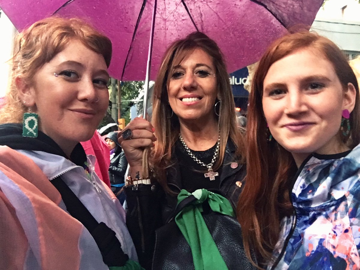 colomiranda's tweet photo. Lo que las amo a estas mujeres. Mamá y hermana. Compañeras de lucha, discutidoras de debates y de nutrirnos recíprocamente para cada día crecer más y unidas. Somos poderosas, como lo es nuestro amor. Con ustedes a conquistar la galaxia para que sea toda feminista. https://t.co/GRHaTUtfx9