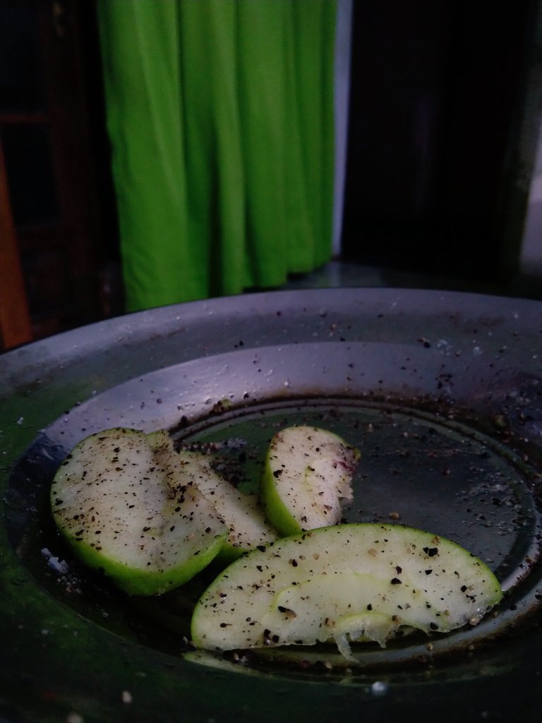 Kaiz1000R's tweet photo. 🍏කොල ඇපල් විත් ගම්මිරිස් &amp; ලුනු 
#NoWordsToExpress ම්ම්😋 https://t.co/2R2wqnFSot