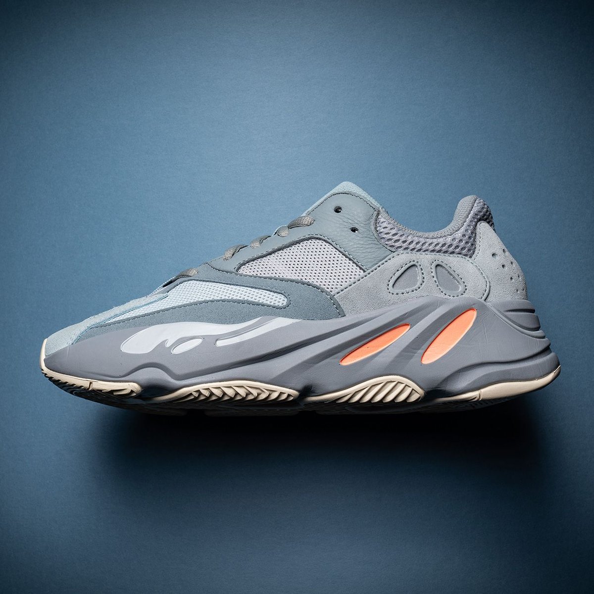 hot pink yeezy boost 700