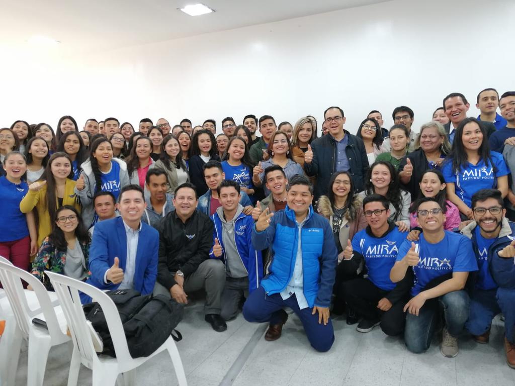 PartidoMIRA's tweet photo. Hoy: Compartimos con nuestros jóvenes de Bogotá, una jornada de actualización y reconocimiento a su labor. El @PartidoMira promueve el liderazgo juvenil, con valores que contribuyen a la política en nuestro país. https://t.co/AgDNPhhPrM