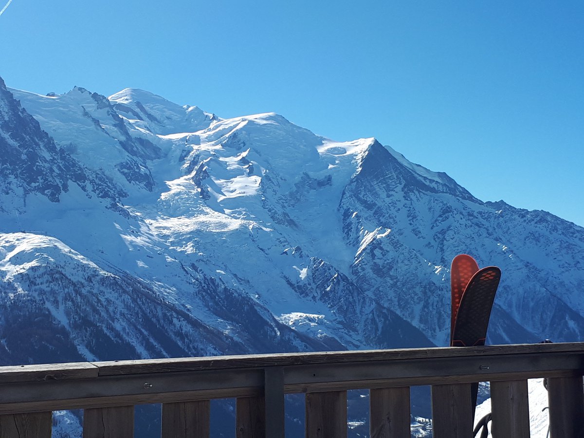 ConsulatFRAVan's tweet photo. #Aprèsski #withview ⛷️🏂🇫🇷 #timeless
Skiing in France is quite something... Here, #Chamonix. 
Plan your trip with @atout_france and @AirFranceCA!  #travel #beautifulfrance @ClusterMontagne https://t.co/TSYzGDXjba