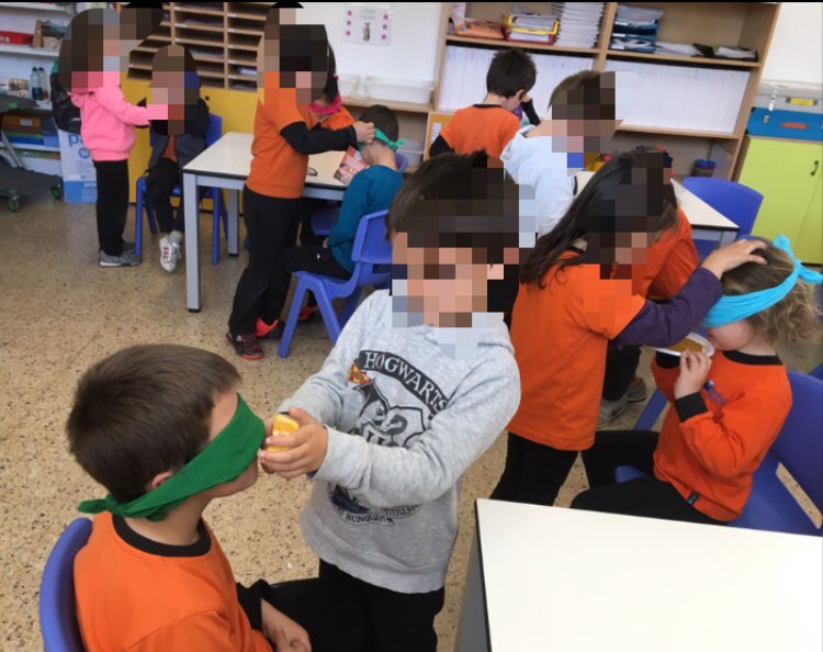carmenfmz's tweet photo. Experimentem #ambtotselssentits com per exemple l’olfacte 👃🏼 #PIN1 #JEPIN #JEBellvitge #PINBellvitge   @JesuitesEdu https://t.co/85MuwrLemY