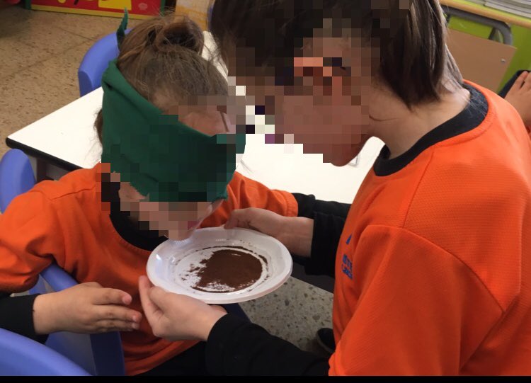 carmenfmz's tweet photo. Experimentem #ambtotselssentits com per exemple l’olfacte 👃🏼 #PIN1 #JEPIN #JEBellvitge #PINBellvitge   @JesuitesEdu https://t.co/85MuwrLemY