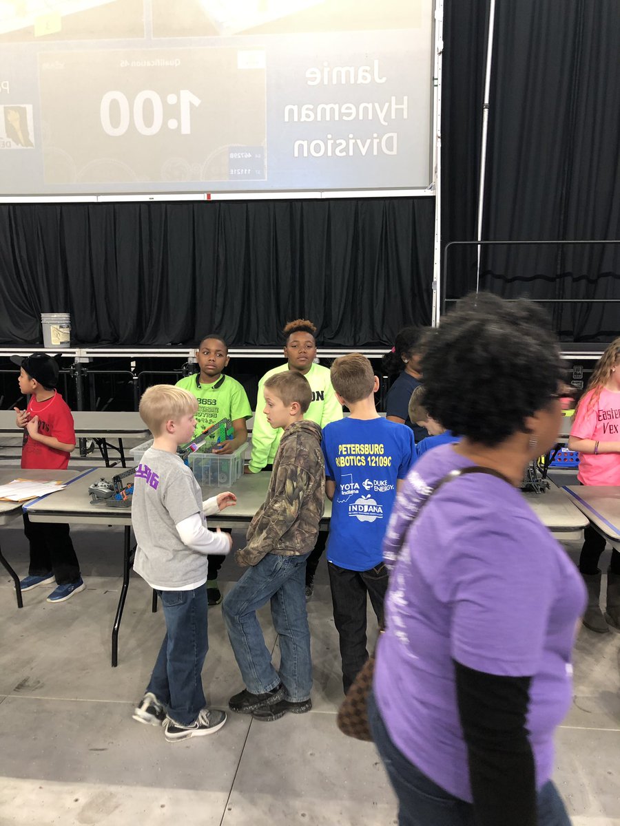 CIArobotics's tweet image. In line queuing, getting ready for round 2!! #vexiq #nextlevel #robots #CIArocks