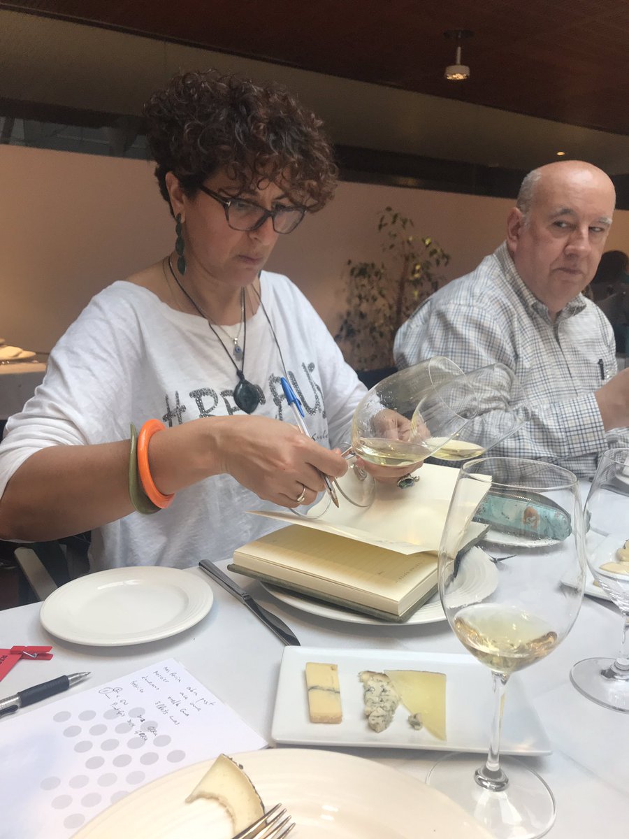 donesvi's tweet photo. Avui tast de 14 vins amb Jordi Utset, Ricard Zamora-Isanda, @donesvi i molts altres. Es una meravella tastar vins d’aquí i d’allà amb l’experiència i entusiasme de tot el grup. @wolfberger_fr @TofonadelaConca @FoundersBlock @AlonsodelYerro @chateau9dupape @doqpriorat https://t.co/7h582ziZZ7