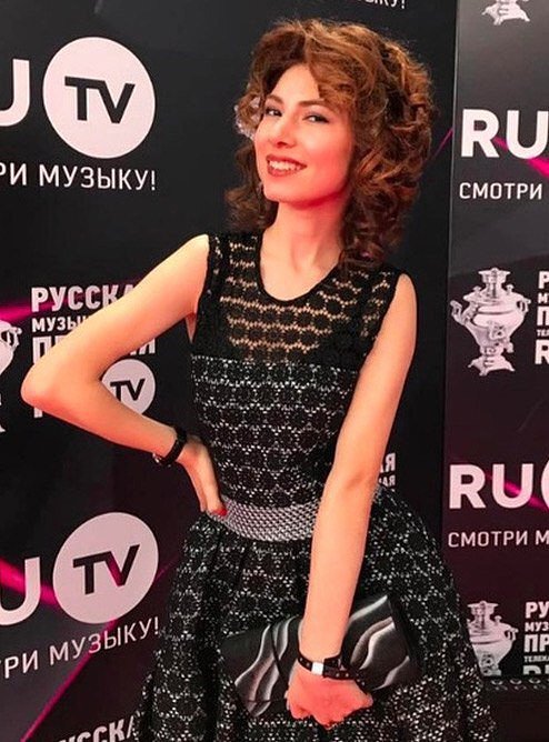 tovStalin1's tweet photo. Это дочь главы Пенсионного фонда Дроздова. Анна учится в шотландском University of St Andrews (1,5 млн). Ее Бабушка живет в поместье на Рублевке (600 кв метров, 400 млн). Родители обитают в 7-комнатных на Патриарших с
паркингом (8 млн) и спецкомнатами для ухода за собаками. https://t.co/mR4yJNb5H0