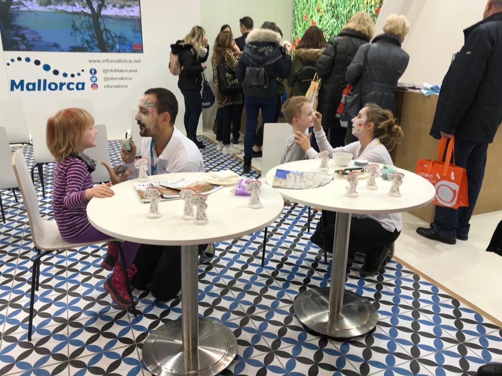 FundMallorca's tweet photo. Avui obert al públic general #ITBBerlin 
Al nostre estand de #Mallorca, passam una bona recreant els #Siurells 😊 https://t.co/Qy7djtf7DK