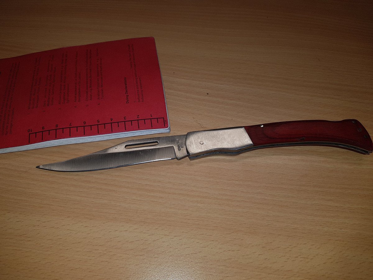 Officers from #ViolentCrimeTaskforce syndicate 11 chased a group of males loitering in an alleyway. During the investigation they found a discarded #knife it was seized and sent for forensics. If this belongs to you we are coming for you #Haringey #KnivesTakeLives