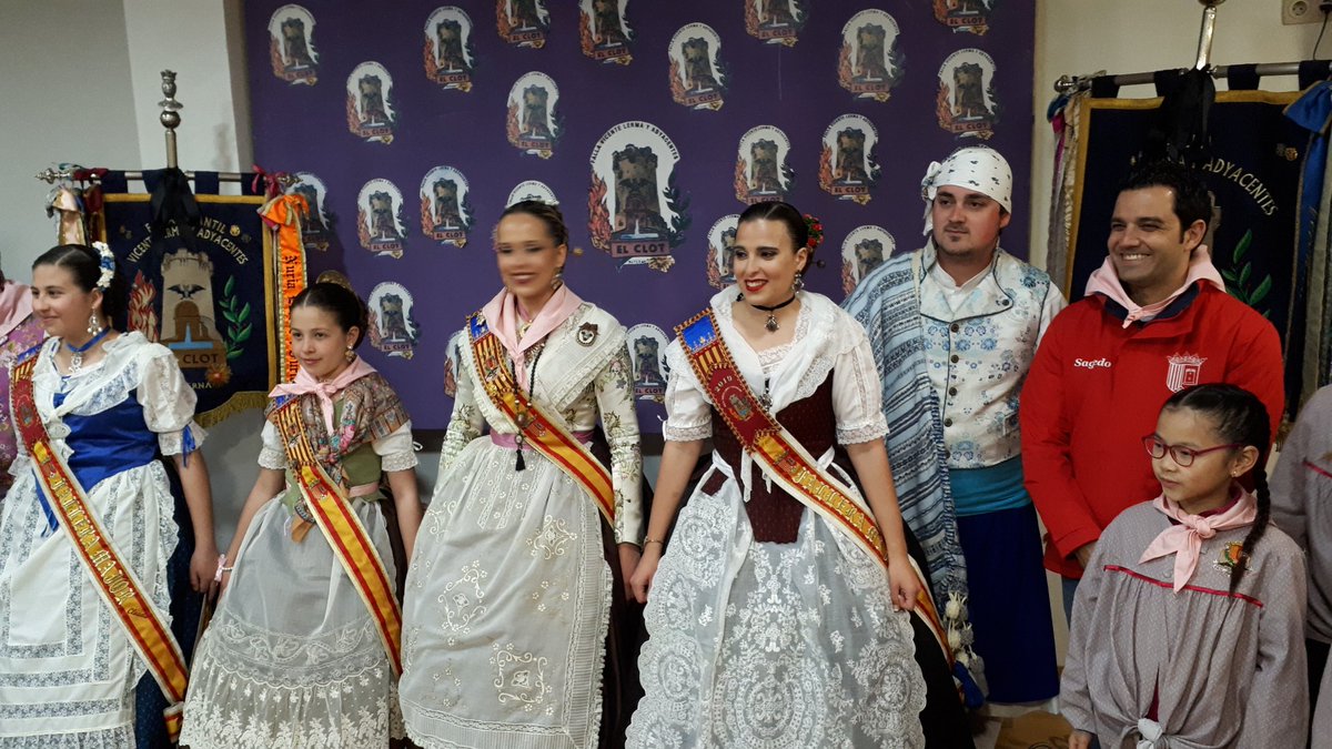 AytoPaterna's tweet photo. Ja estem en #FallaElClot de #Paterna acompanyats de Eric, Shauri i Claudia. Queda molta nit per gaudir la #NitdAlbaes @JLF_Paterna @SagredoMarco #Falles2019 #Paterna https://t.co/B3cgyGJ3Zo