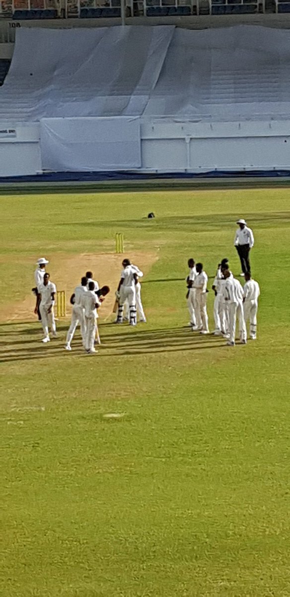 CaroleBeckford's tweet photo. Guard of honour for @nktmiller for his 100th first class 4Day #SabinaPark #JamvsBar https://t.co/o7QJhJyAZP