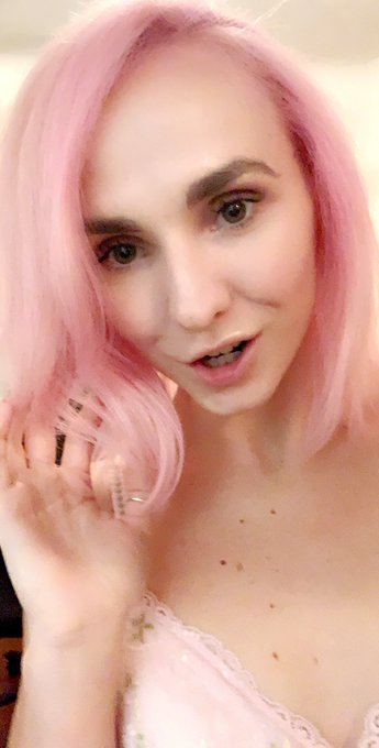 I'm back to pink and wow you guys, it feels so good  🌸🌷🌸✨🌸🌷 🌸🌷🌸✨🌸🌷 https://t.co/auxJrUglvn<a href="/tag/manyvids"class="tags"><span>#manyvids</span></a>