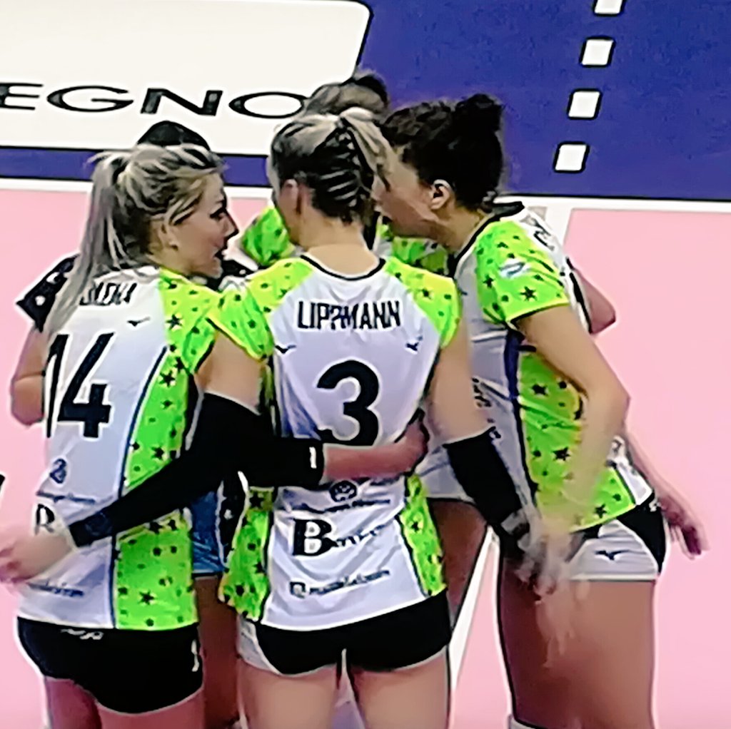 darkokerim's tweet photo. #Pallavoliste meravigliose e dove trovarle! #CONFIR 3-2 25-16;24-26;25-20;19-25;15-8 complimenti comunque al @Azzurra_Volley 💚 che ha portato al #tiebreak la capolista @ImocoVolley 💛 bel match 🏐 #SamsungVolleyCup #ilovevolley https://t.co/PPw3n1JPh3