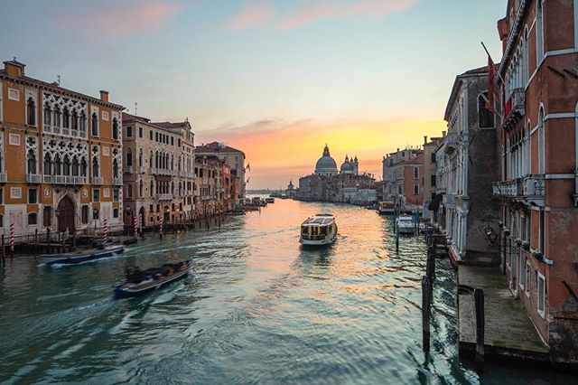 lerumphoto's tweet photo. Sunrise 
#venice #italy #photography #accademiabridge https://t.co/muRZyZcABt