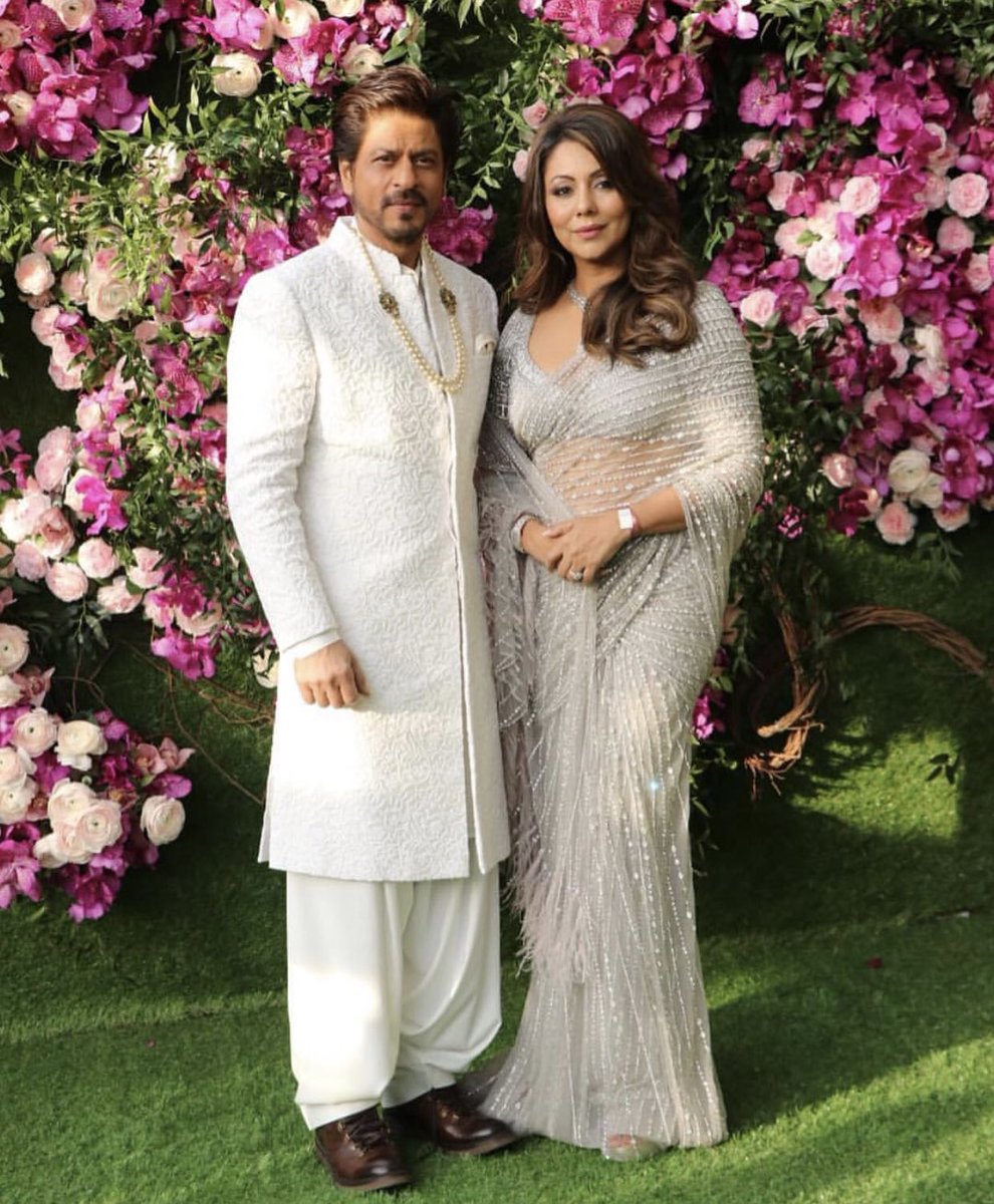 TeamDancebee's tweet photo. #DancebeeFashion | @iamsrk with wife @gaurikhan at the #Ambani wedding last evening! 

#AkashShlokaWedding https://t.co/5qTsdtaWop