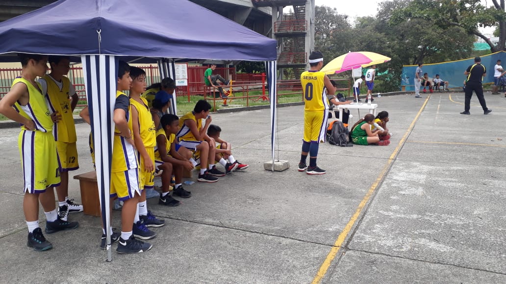 MAESSPORT's tweet photo. Recibimos hoy en nuestra sede al colegio Fundadores de Montenegro, colegio ITI y la universidad La Gran Colombia, donde se realiza una gran jornada Basketera dando paso a los nuevos talentos. Buena esa MAES!! https://t.co/34y0UFXYIW