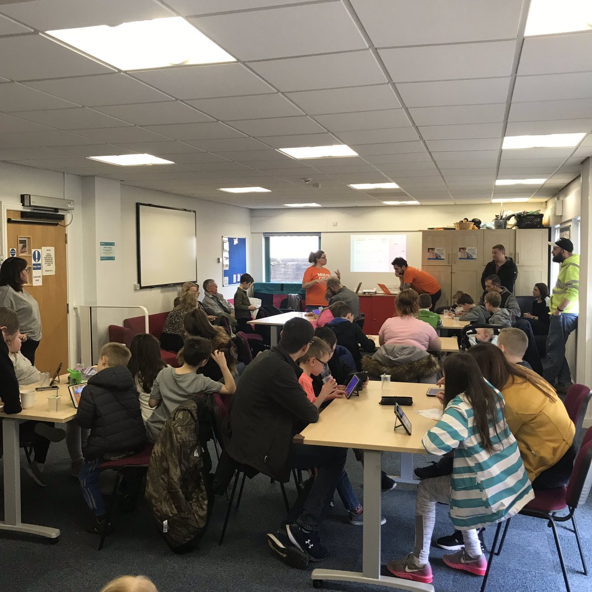 DigitalArtsBox's tweet photo. Chocka celebration session with kids + parents today at our #MakoCreators club in #dittonlibrary in #Halton. Thanks for an awesome 6 week project to all involved (including everyone at @makocreateuk) Fingers crossed for more funding soon๐ค๐ป https://t.co/DOxBJnEbWs