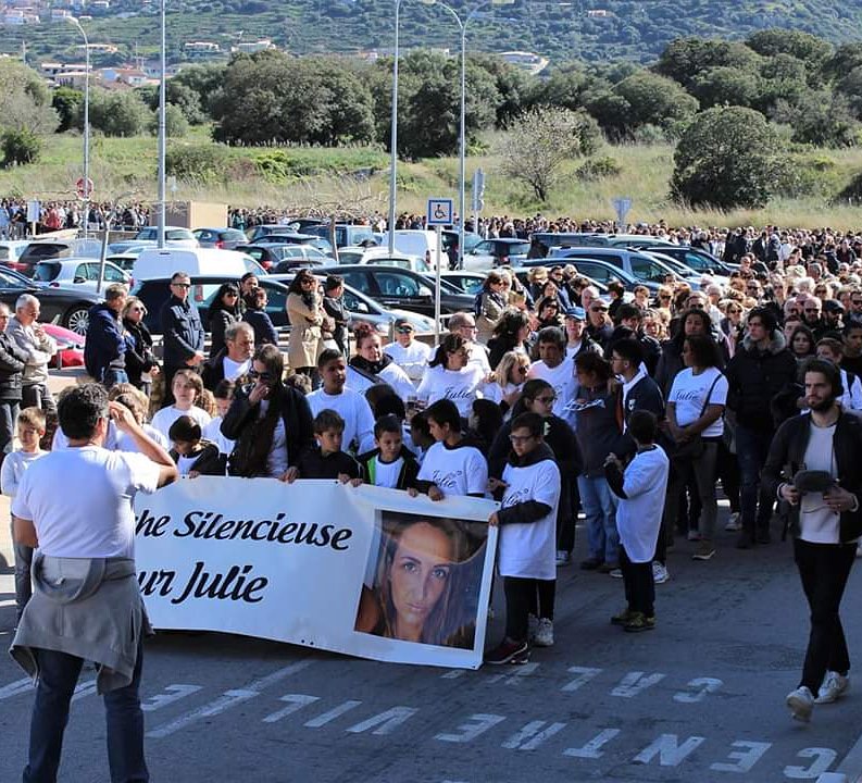 Plusieurs milliers de personnes à L'Ile-Rousse pour rendre hommage à Julie Douib. #marchesilencieuse #feminicide