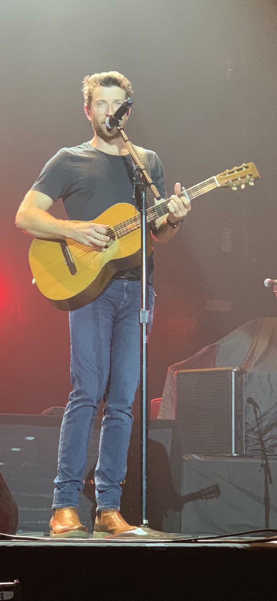 bklabradorworld's tweet photo. @bretteldredge @BHarrisCountry @WhisperingBob @C2Cfestival Brett Eldredge smashes it at London O2 last night. A privilege to see him so close up, thank you! https://t.co/2XWm3fokRH