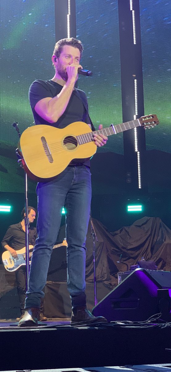 bklabradorworld's tweet photo. @bretteldredge @BHarrisCountry @WhisperingBob @C2Cfestival Brett Eldredge smashes it at London O2 last night. A privilege to see him so close up, thank you! https://t.co/2XWm3fokRH