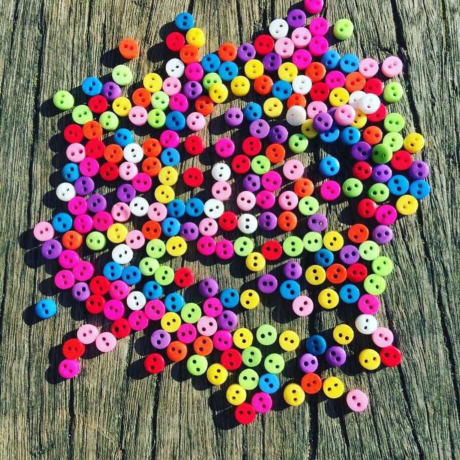 MrsBBoutique's tweet image. 🌈 Another of our most popular products. These really are teeny tiny! 🌈
They are £1.25 (+ postage) for a mixed bag of 150. 
Approx. 6mm so definitely teeny!  
🌈
#teenytinybuttons #tinybuttons #buttons #crafts #craftsupplier #craftsupplies