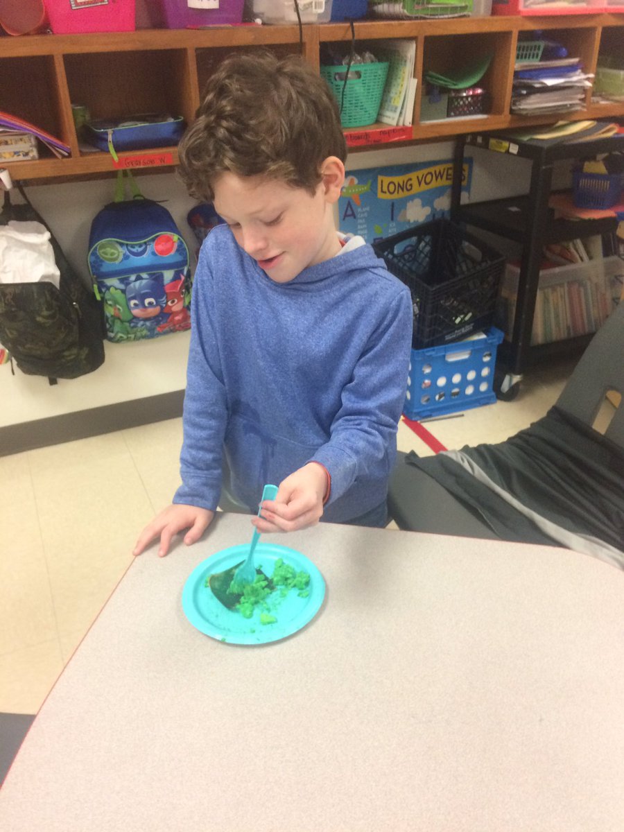 Parsons20182's tweet photo. Dr Seuss day was so fun!! Do you like green eggs and ham?   Yum! Fox in socks rhyming fine motor sensory craft! ❤️ these boys #CEKidsMatter @central_mabank https://t.co/5DQvGaEcXa