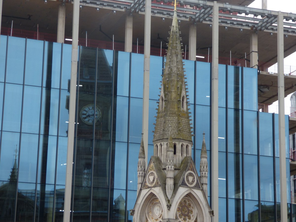 ellrbrown's tweet photo. Big Brum @BM_AG reflected in the new glass windows of #TwoChamberlainSquare @ParadiseBham & the Chamberlain Memorial from Chamberlain Square. @BirminghamWeAre @CitiesWeAre @BuildsWeAre (then just a short walk to the next bus to Five Ways!) https://t.co/8Ns9YzfUxz
