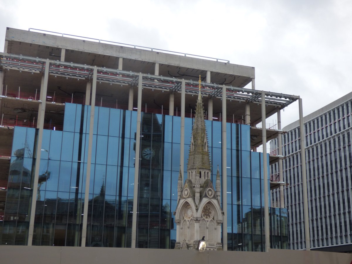 ellrbrown's tweet photo. Big Brum @BM_AG reflected in the new glass windows of #TwoChamberlainSquare @ParadiseBham & the Chamberlain Memorial from Chamberlain Square. @BirminghamWeAre @CitiesWeAre @BuildsWeAre (then just a short walk to the next bus to Five Ways!) https://t.co/8Ns9YzfUxz