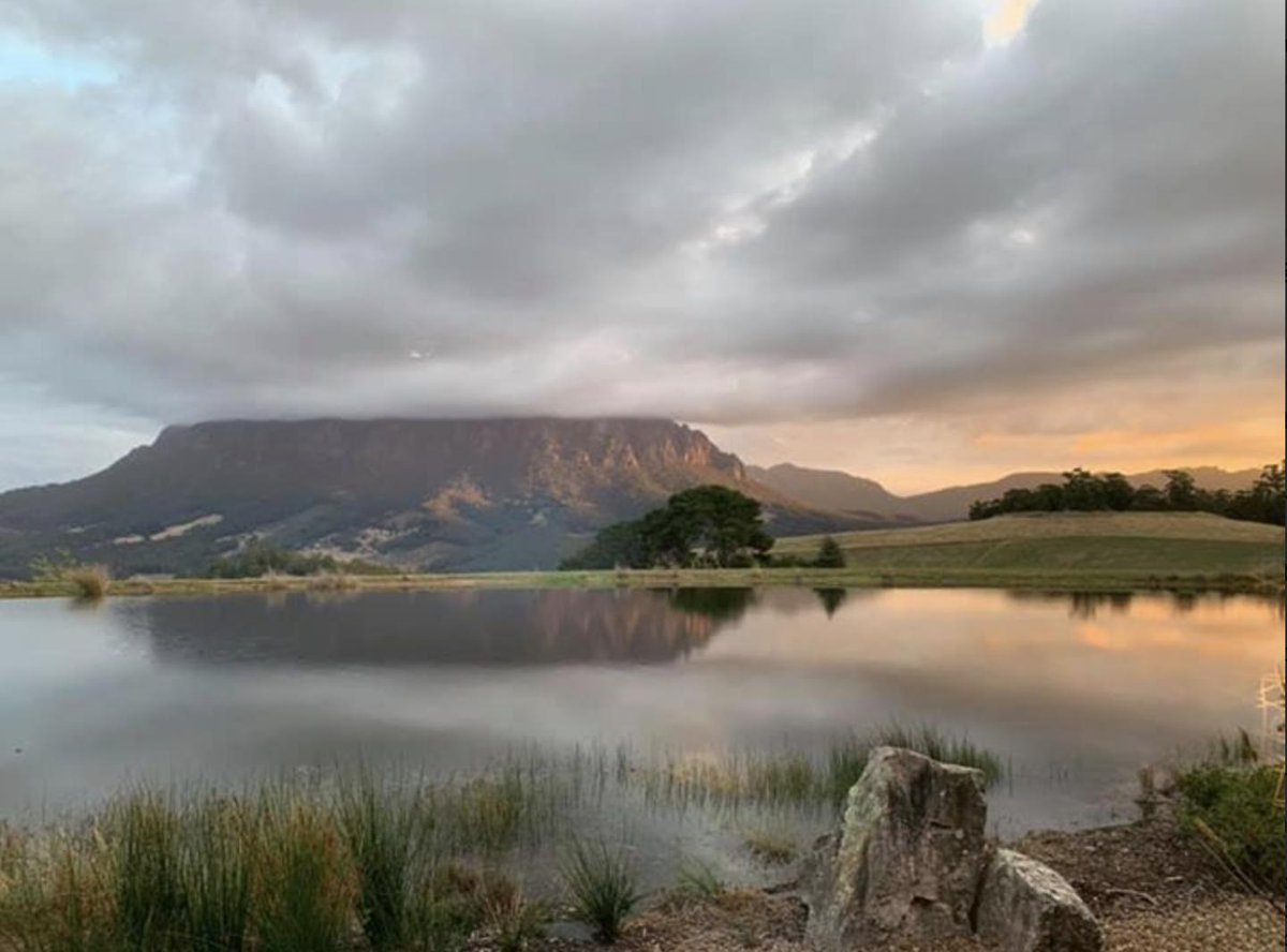 EaglesNest4U's tweet photo. Magnificent even with a cloud hat. Thank you Maree Carroll for sharing this lovely photo from your visit to our Nest II. Share your photos and tag us for your chance to win Photo of the month and 50% off your next stay with us. #mountroland #Discovertasmania https://t.co/jWvmzxN2ik