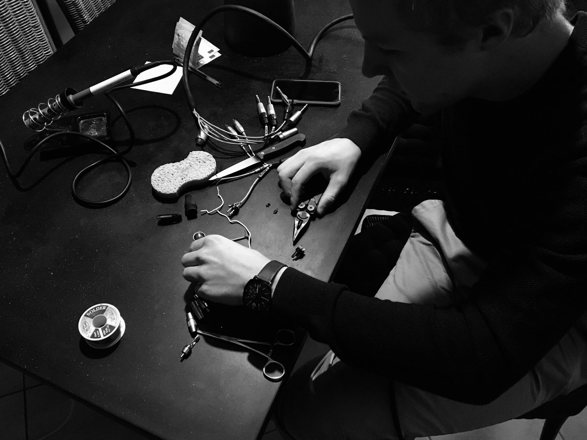 bandwprod's tweet photo. Atelier soudure pour connecter les nouveaux appareils 🤓 #tech #bricolage https://t.co/mBk1jDBADc