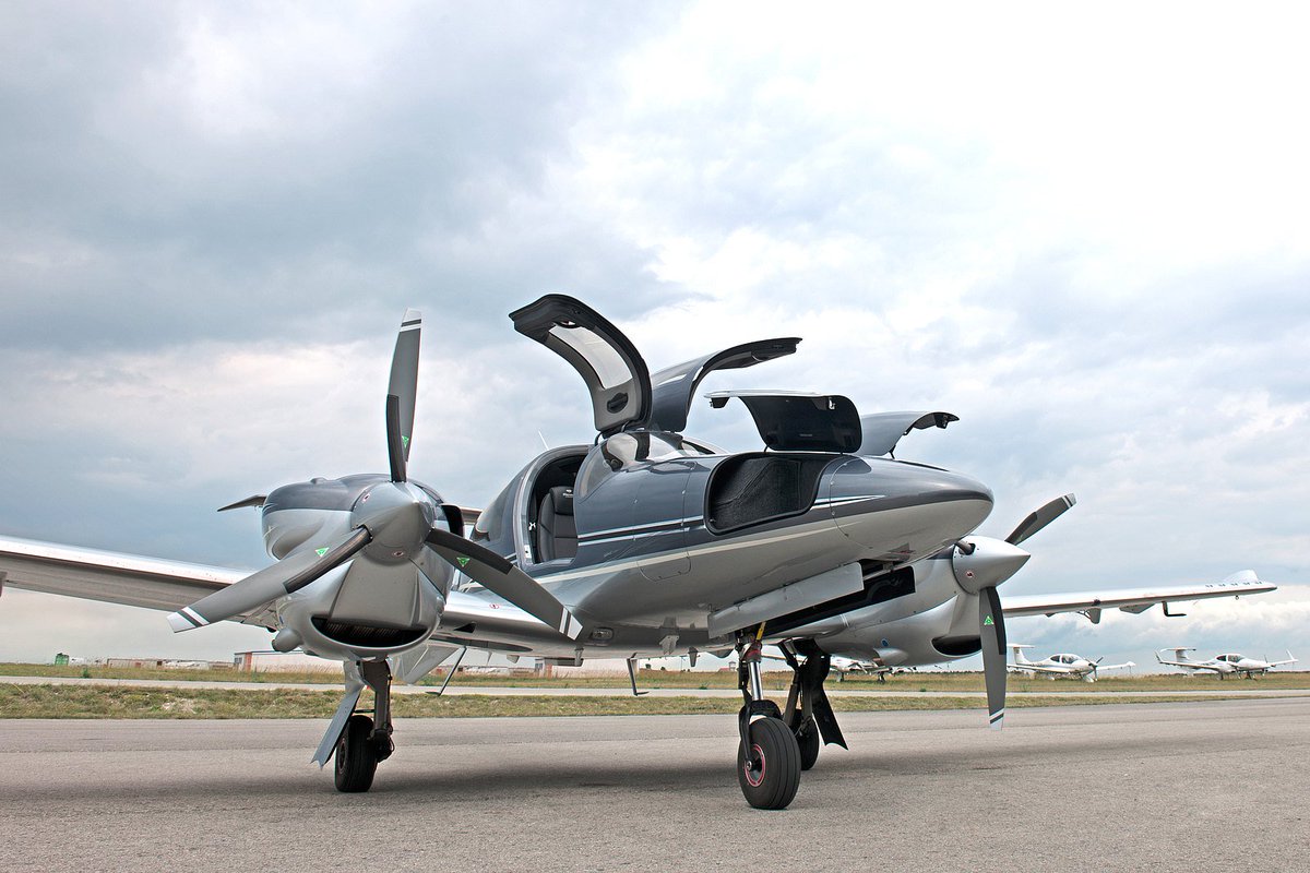 Flight100_Org's tweet image. For those that do not know the Diamond Aircraft Industries DA62 that Alexander will be using for the flight, please enjoy these pics. State-of-the-art technology with the safety of the multi-engine format.