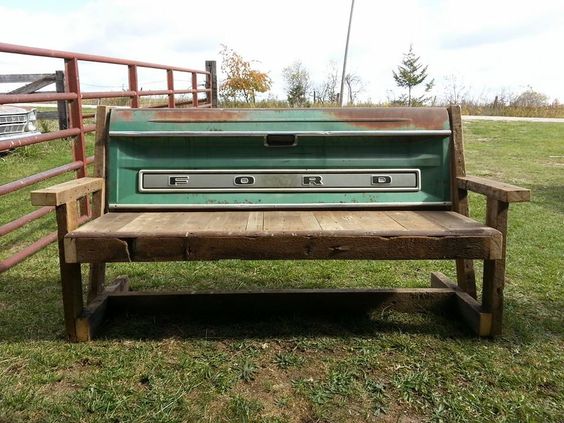 MachineryPete's tweet photo. Tailgate bench = Very Yes https://t.co/M7BpzuMjPU