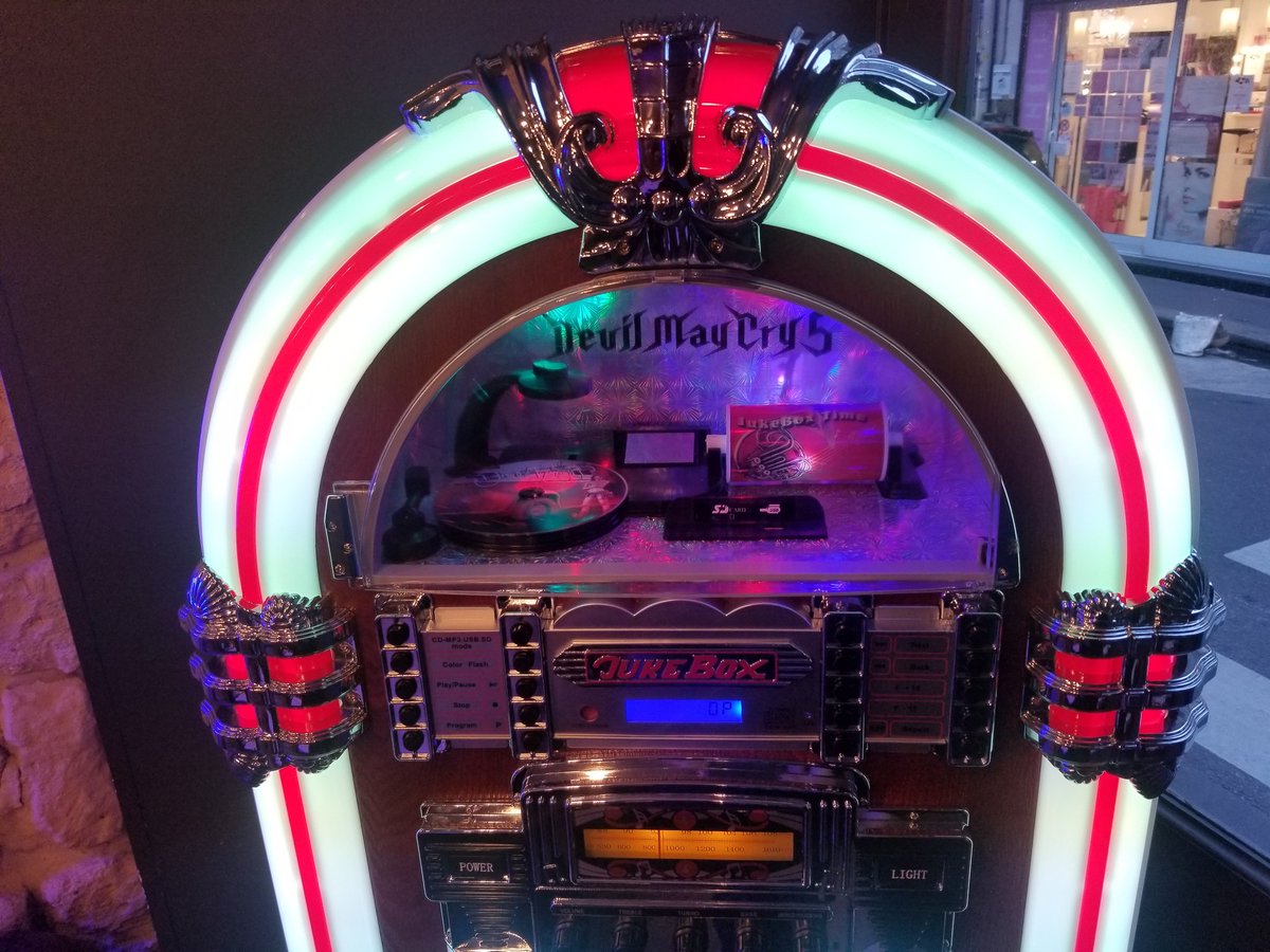 VRTvingt's tweet photo. Un petit tour au #DMC5Kitchen pour dîner avec des amis et être dans l'ambiance #DevilMayCry5
Le jukebox :) https://t.co/HIgTjqD2NR