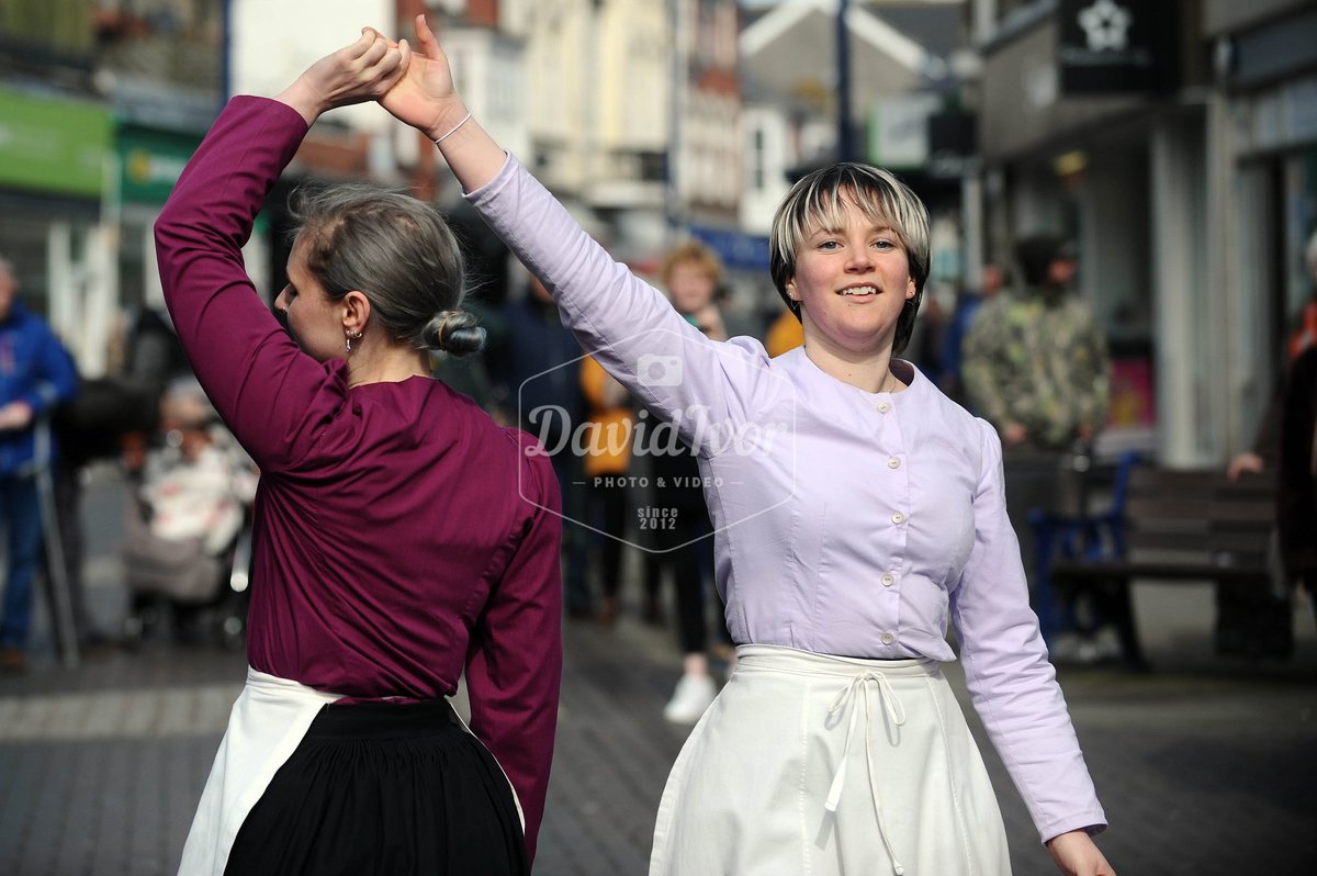 DaiLight91's tweet photo. A couple of photos from @CwlwmCeltaidd performing around Porthcawl today https://t.co/tXdemNYogZ