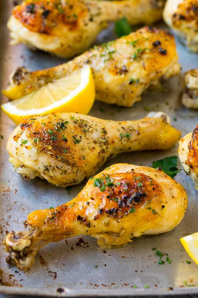 Recipleaser's tweet photo. Baked Chicken Drumsticks with Garlic and Herbs by @dinneratthezoo #Recipleaser #DinnerAtTheZoo #chicken #dinner #recipe https://t.co/UE7KSuwsUX https://t.co/DVpqSzjhkS