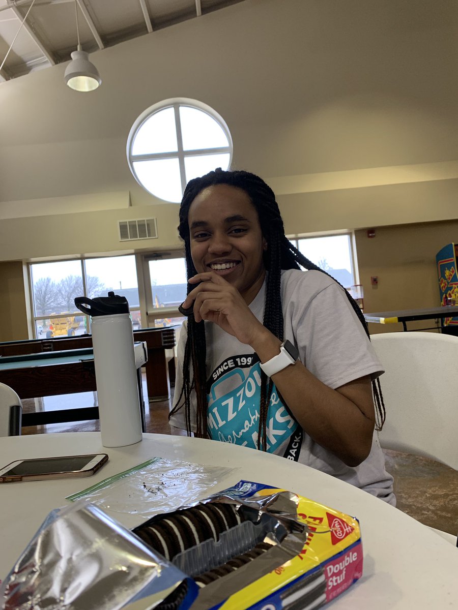 linn_mab's tweet photo. Meet Erin! She’s one of our site leaders, and she loves Oreos!!! https://t.co/faI9As8PfY