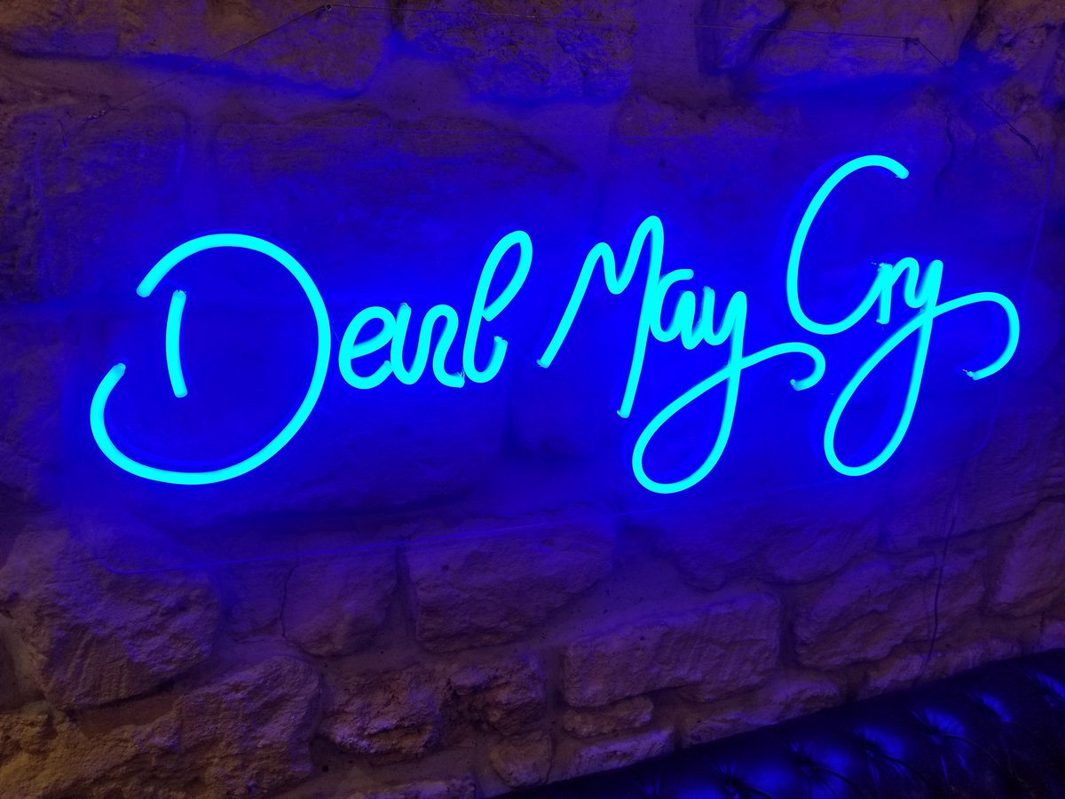 VRTvingt's tweet photo. Un petit tour au #DMC5Kitchen pour dîner avec des amis et être dans l'ambiance #DevilMayCry5
Le neon du bar ;) https://t.co/k6zK1w2wM2