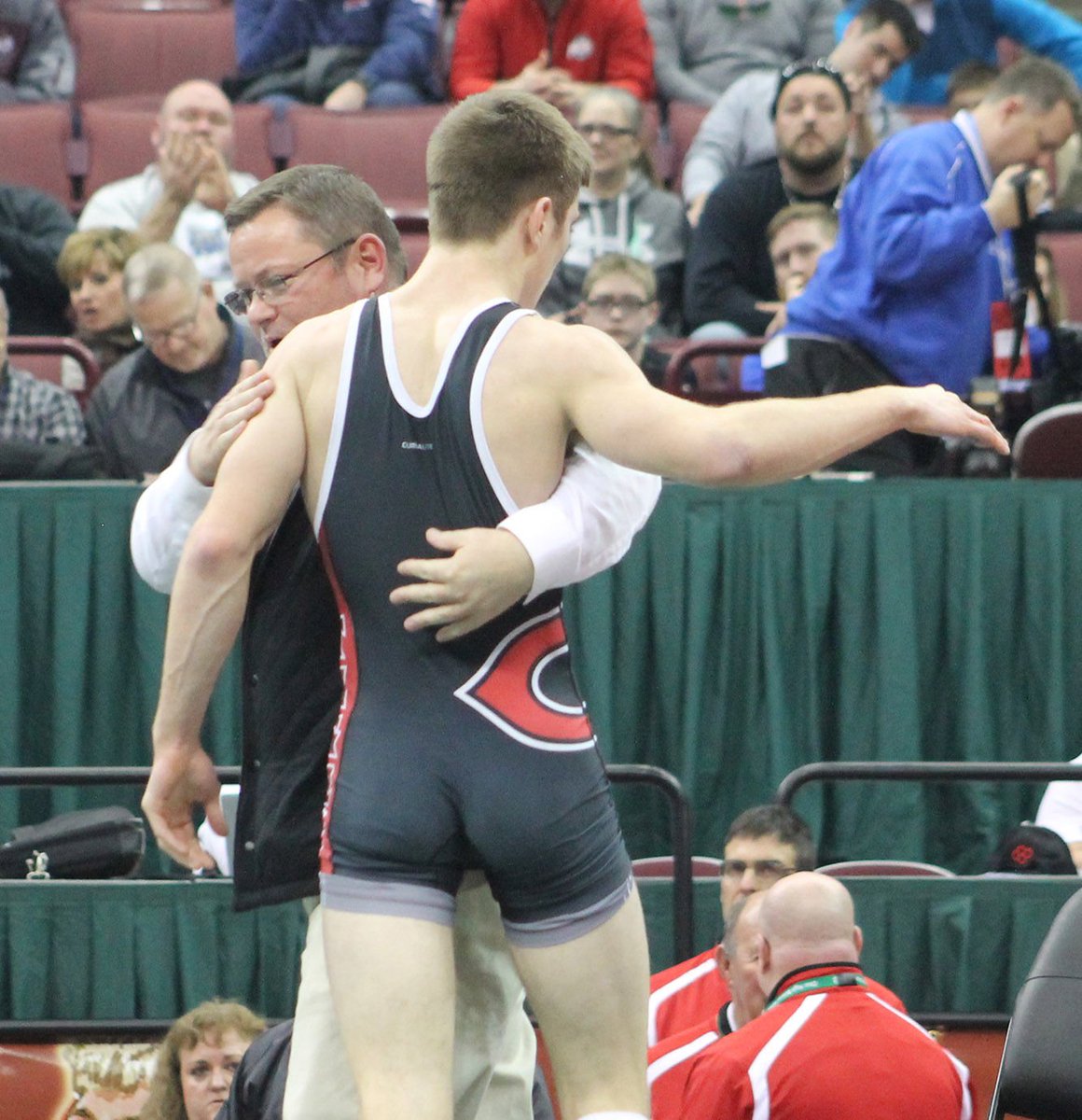 BradMorris83's tweet photo. One-year ago from tonight. #backtobackstatechamp @nate_keaton32 https://t.co/rxFlIwz0mE