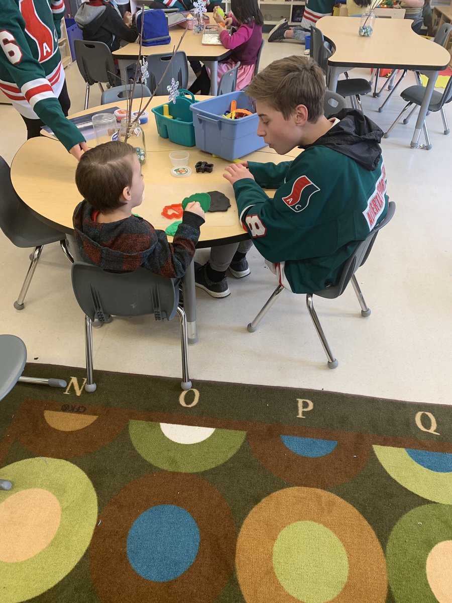 ab_ssac's tweet photo. The squad paid a visit to Oliver School yesterday and had a great time reading, playing games and of course a little floor hockey with the students. They also donated $1000 to the school thanks in part to Monarch exteriors #GivingBack #lifeLessons https://t.co/2b4IhXlvTX