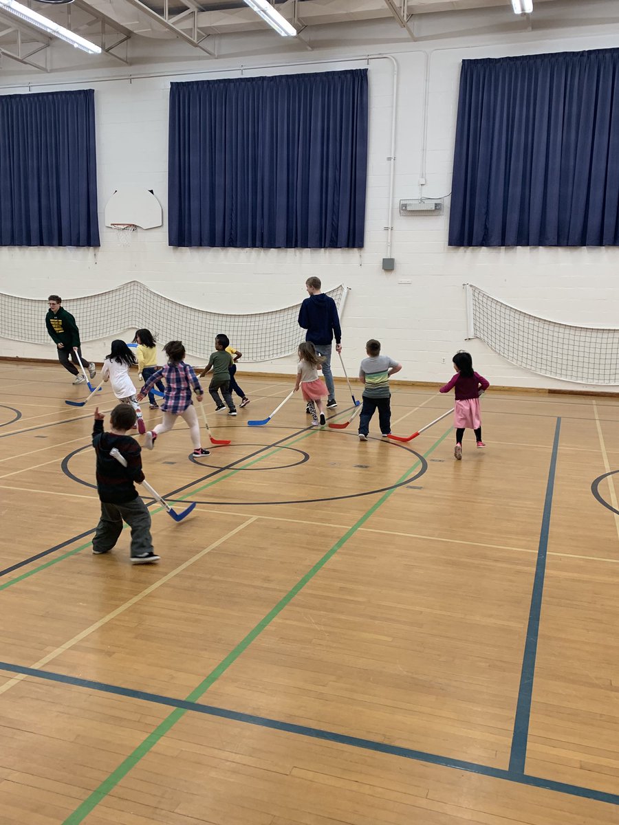 ab_ssac's tweet photo. The squad paid a visit to Oliver School yesterday and had a great time reading, playing games and of course a little floor hockey with the students. They also donated $1000 to the school thanks in part to Monarch exteriors #GivingBack #lifeLessons https://t.co/2b4IhXlvTX