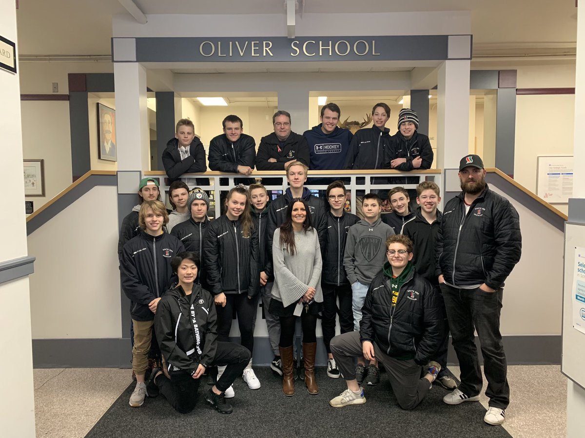 ab_ssac's tweet photo. The squad paid a visit to Oliver School yesterday and had a great time reading, playing games and of course a little floor hockey with the students. They also donated $1000 to the school thanks in part to Monarch exteriors #GivingBack #lifeLessons https://t.co/2b4IhXlvTX