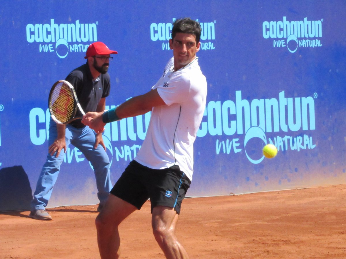 CachantunOpen's tweet photo. El boliviano Hugo Dellien es el primer finalista del #cachantunopenbykia derrotó al brasileño Thomaz Bellucci en dos sets, 64 y 60 #felicitaciones #hugodellien #finalista #elchallengerdesantiago #atpchallengertour #15años https://t.co/2FyXYmkBAx