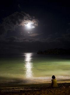 El agua se enamoró de la luna.
Cada noche dibujaba su cara con agua de plata, fundidas en un baile ténue y dulce  compartían sueños.