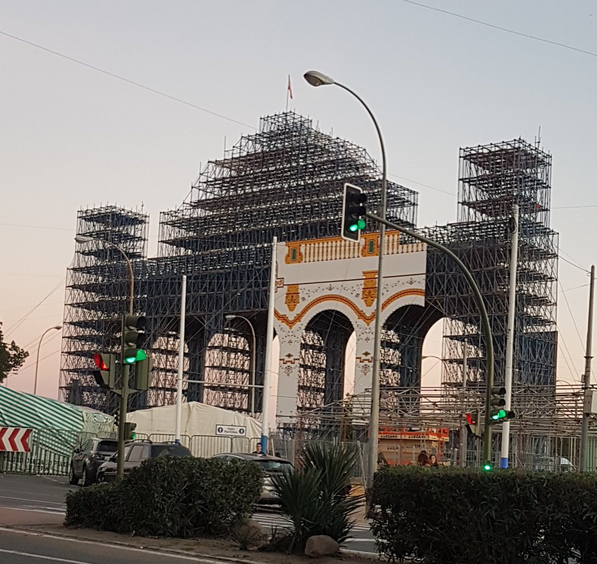 ErPali_'s tweet photo. Cuando acaben la portada de la Feria los mandamos a Barcelona para que terminen la Sagrada Familia. https://t.co/QI6YF1iYio